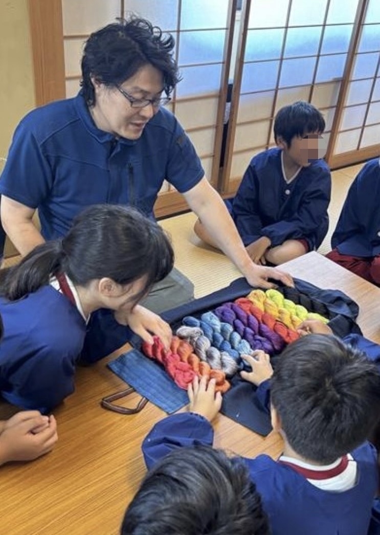 立命館小学校「ひみつの色の教室～草木染め～」