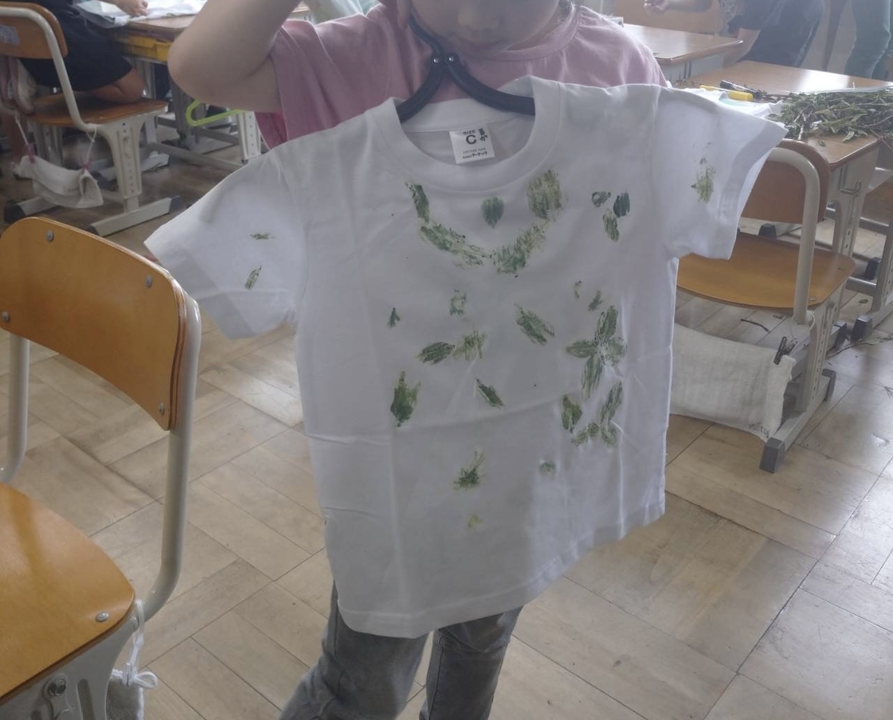 近江八幡市立武佐小学校「藍、生葉染め体験」